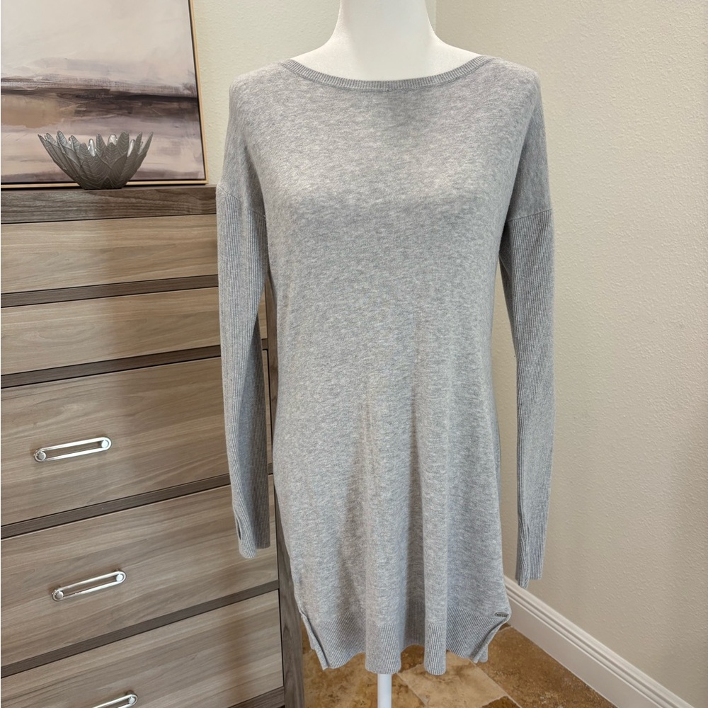 Ugg Gray V-Neck Sweater dress women’s size small‎ runs a tad oversized